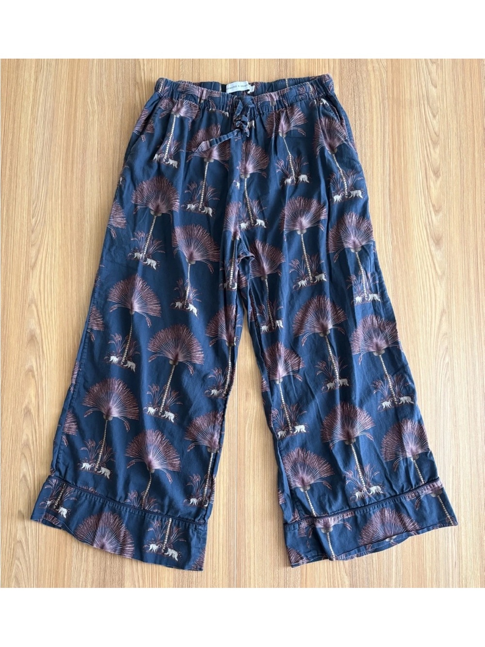 Desmond & Dempsey Ravenala Pajama Pant L Drawstring Wide Leg Traveler Palm Lemur